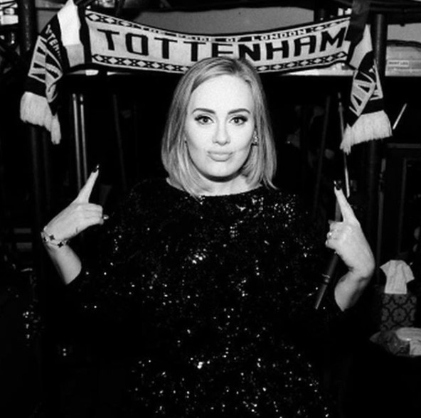 感銘を受けた本を絶賛したアデル（画像は『Adele　2019年4月3日付Instagram「＃COYS」』のスクリーンショット）