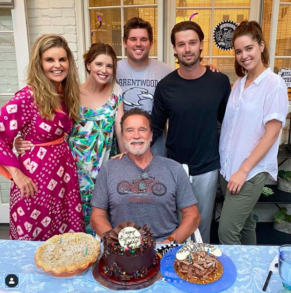 元妻マリアさん＆4人の子供達に囲まれたシュワちゃん（画像は『Patrick Schwarzenegger　2020年8月4日付Instagram「I’m trying so hard to smile....」』のスクリーンショット）