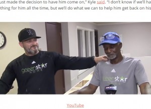 ロバートさんを雇用したカイルさん（画像は『InspireMore.com　2020年8月10日付「Homeless Handyman Lands Job After Holding Sign For Hrs In Kentucky Heat.」（YouTube）』のスクリーンショット）