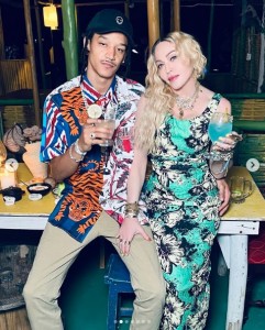 恋人アラマリク・ウィリアムズさんとマドンナ（画像は『Madonna　2020年8月17日付Instagram「Welcome to Jamaica..........」』のスクリーンショット）