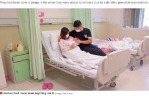 入院中の男児と家族（画像は『Mirror　2020年8月6日付「Medical miracle as baby born with umbilical cord wrapped six times around neck survives」（Image: Real Press）』のスクリーンショット）