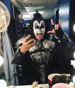 “メロイックサイン”から親指を直角にしたジーン・シモンズのサイン（画像は『Gene Simmons　2019年2月20日付Instagram』のスクリーンショット）