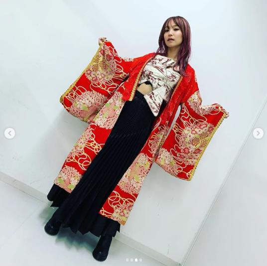 LiSA『Mステ』で『紅蓮華』を披露した時の衣装（画像は『LiSA　2020年6月19日付Instagram「＃Mステ 様で4ヶ月ぶりの生放送」』のスクリーンショット）