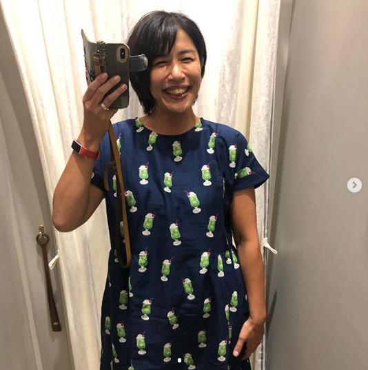 クリームソーダ柄のワンピを着た奥山佳恵（画像は『奥山佳恵　2020年7月23日付Instagram「50歳近い女性のクリームソーダ柄のワンピはアリなのかナシなのか迷い中。笑」』のスクリーンショット）