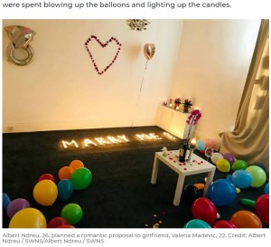 キャンドルで作られた「MARRY ME？」の文字（画像は『7NEWS　2020年8月7日付「Fiance spelled out ‘Marry Me?’ in candles for his girlfriend - which then burned down their flat」（Credit: Albert Ndreu / SWNS/Albert Ndreu / SWNS）』のスクリーンショット）