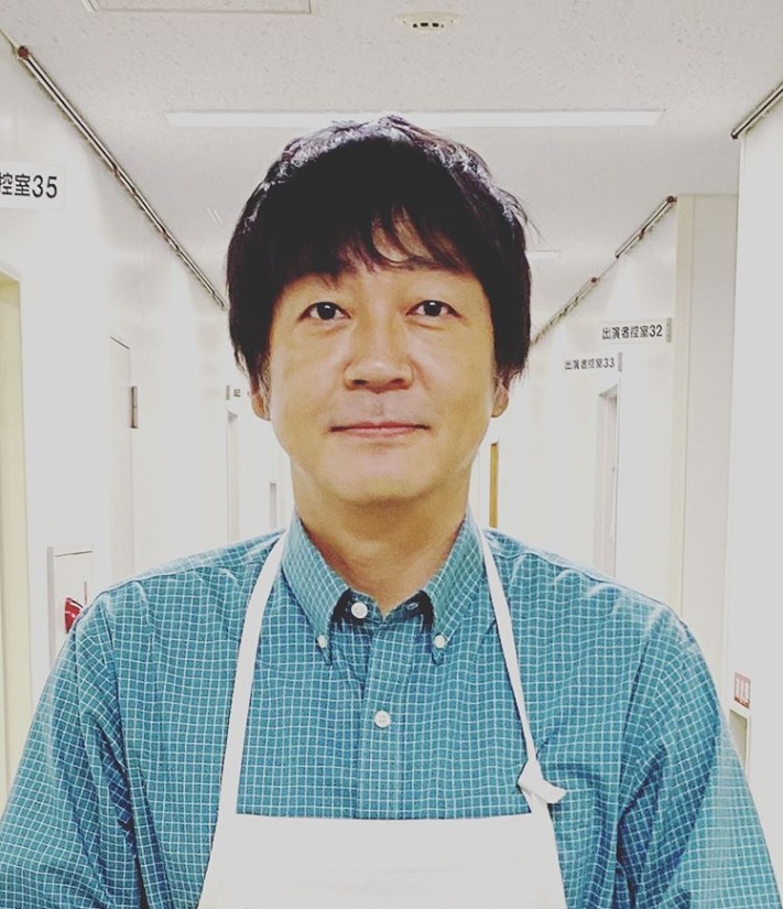 鴫野ナギサを演じる大森南朋（画像は『大森南朋 月に吠える。　2020年8月18日付Instagram「今夜、22時。「私の家政夫ナギサさん」わたくし出演しております。」』のスクリーンショット）