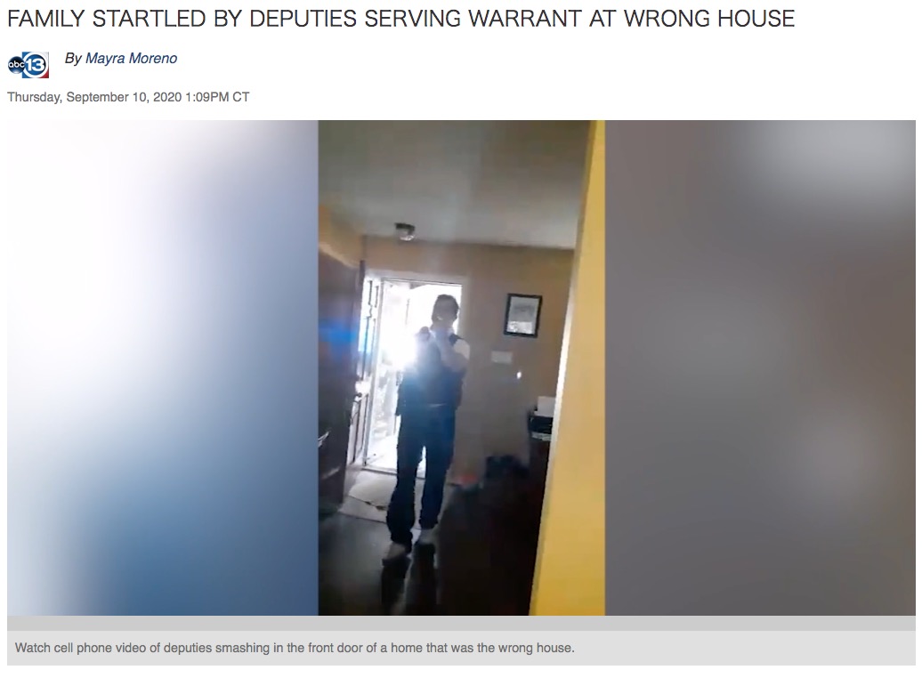 関係のない家に踏み込んだ保安官代理（画像は『ABC13 Houston　2020年9月10日付「FAMILY STARTLED BY DEPUTIES SERVING WARRANT AT WRONG HOUSE」』のスクリーンショット）