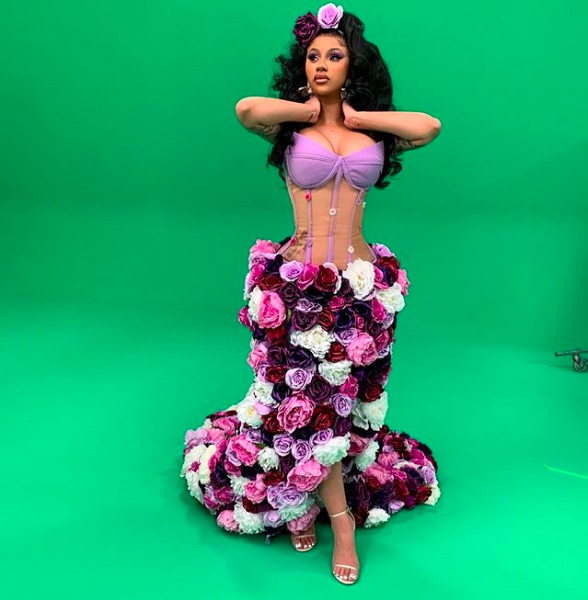「夫の浮気が原因ではない」とカーディ・B（画像は『Cardi B　2020年9月19日付Instagram「Fun fact: all of these flowers on this dress are real .....」』のスクリーンショット）