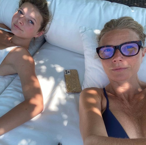 グウィネス似の長女アップル・マーティンさん（画像は『Gwyneth Paltrow　2020年7月19日付Instagram「Summer with my」』のスクリーンショット）