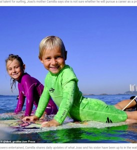 姉と一緒のジョアン君（画像は『Worldvoz.com　2020年9月3日付「Boy, four, learned how to ride waves unaided at the age of two」（＠dani_grubba/Jam Press）』のスクリーンショット）
