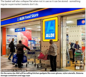 ALDI店舗で大きな買い物カートを持つ買い物客たち（画像は『Daily Mail Online　2020年9月4日付「Customers criticise Aldi for selling ＄10 baskets as part of its weekly Special Buys sale - because the supermarket doesn’t supply their own for shoppers」（Shutterstock/Dr. Victor Wong）』のスクリーンショット）