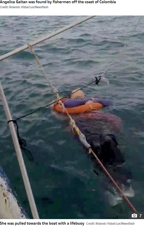 海で漂流していた46歳の女性（画像は『The US Sun　2020年9月29日付「CASTAWAY RIDDLE Mystery as woman missing for TWO YEARS found alive floating at sea by baffled fishermen」（Credit: Rolando Visbal Lux/Newsflash）』のスクリーンショット）