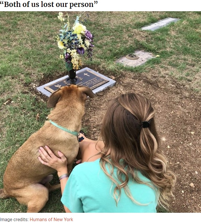 ジェニーさんのお墓にやってきた妹とジェット（画像は『Bored Panda　2020年9月2日付「Girl Loses Her Sister To Cancer, Sister’s Dog Jet Steps In To Help Her Mourn And They Become Inseparable」（Image credits: Humans of New York）』のスクリーンショット）