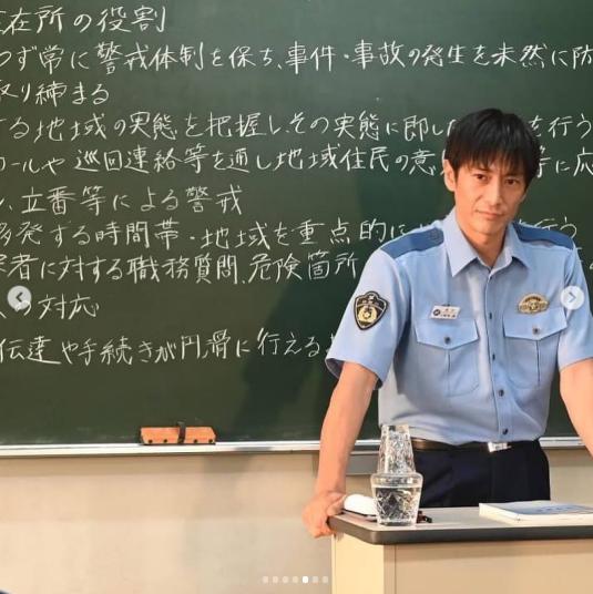 『未満警察』警察学校の授業風景（画像は『伊勢谷友介　2020年9月5日付Instagram「＃未満警察ミッドナイトランナー をご覧になってくださってありがとうございました!!!」』のスクリーンショット）