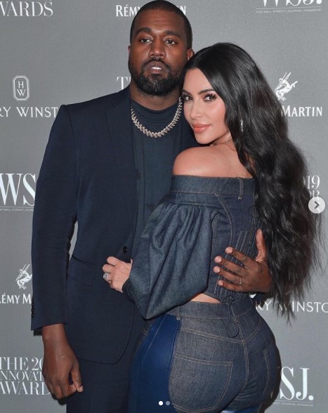 妻キムはカニエをサポートし続けるもよう（画像は『Kim Kardashian West　2019年11月8日付Instagram「Kanye and I celebrating ＠riccardotisci17 and presenting him with the Fashion Innovator Award at the ＠wsj Awards!」』のスクリーンショット）
