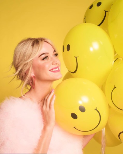 女の子のママになったケイティ・ペリー（画像は『KATY PERRY　2020年8月2日付Instagram「My mood today cause it’s the first ＃SmileSunday y’all!」』のスクリーンショット）