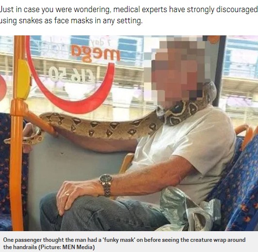 ヘビをマスク代わりに巻いた男性（画像は『Metro　2020年9月15日付「Man uses snake as a face mask on bus through Manchester」（Picture: MEN Media）』のスクリーンショット）