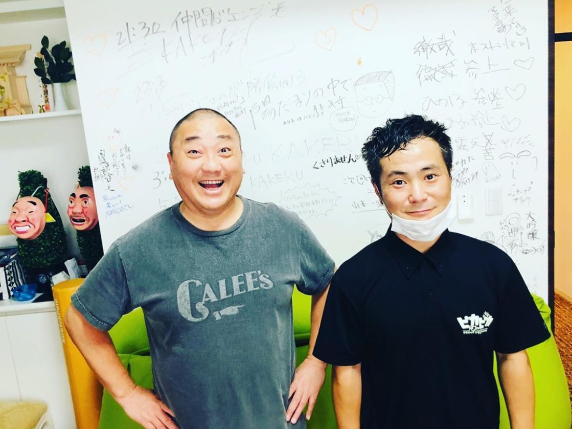 極楽とんぼ山本とカラテカ入江（画像は『カラテカ入江　2020年9月23日付Instagram「極楽とんぼの山本さんにエアコンと浴室の清掃のご依頼をいただき、ピカピカチームで行かせてもらいました。」』のスクリーンショット）