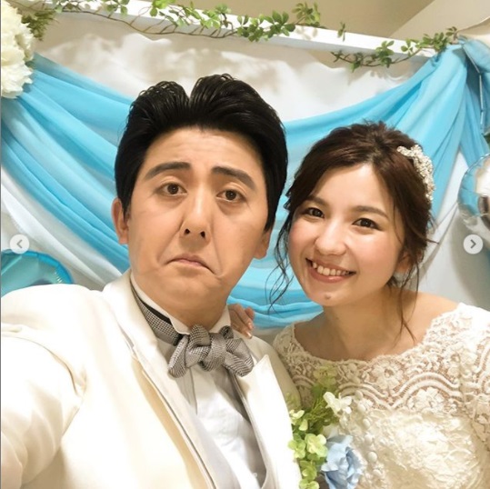 リモート結婚式を挙げた佐竹正史（画像は『ビスケッティ佐竹/吉本坂46　2020年5月18日付Instagram「生放送を見て頂いた皆様！」』のスクリーンショット）