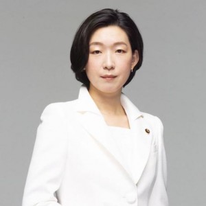 江口のりこ演じる国土交通大臣・白井亜希子（画像は『半沢直樹　2020年3月20日付Instagram「日曜劇場『半沢直樹』、新キャスト一挙発表。国土交通大臣 白井亜希子/江口のりこ」』のスクリーンショット）