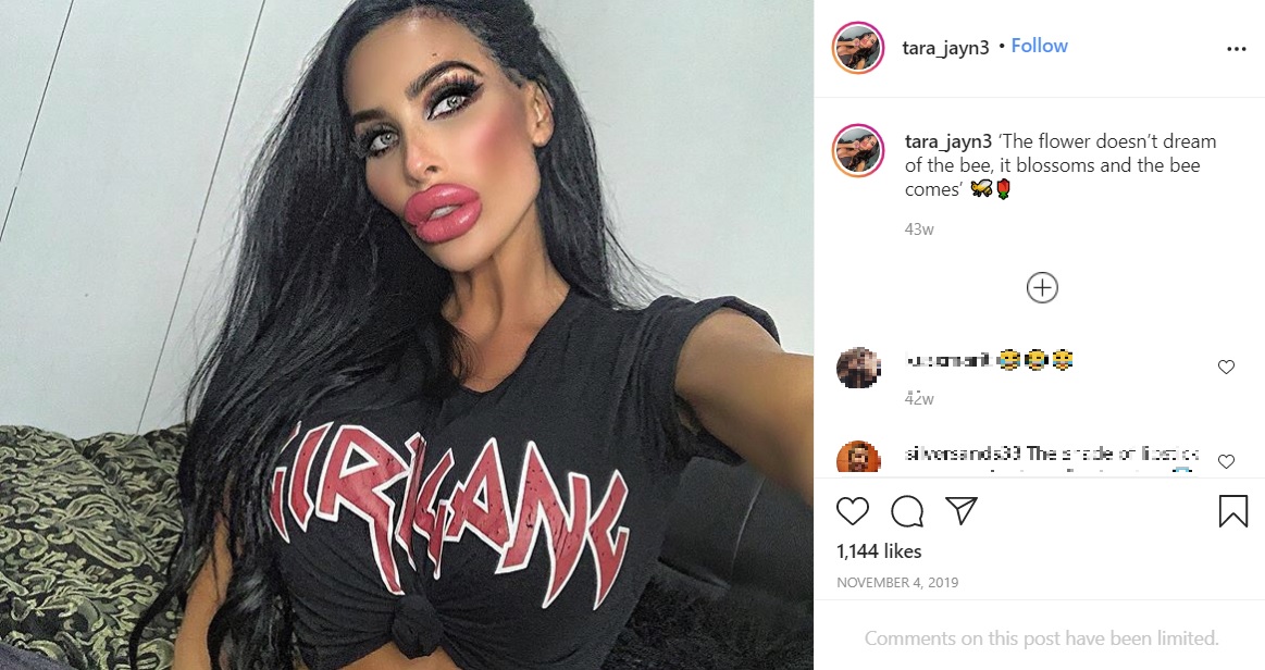 美容整形を繰り返してきた31歳の女性看護師（画像は『Tara Jayne　2019年11月4日付Instagram「‘The flower doesn’t dream of the bee, it blossoms and the bee comes’」』のスクリーンショット）