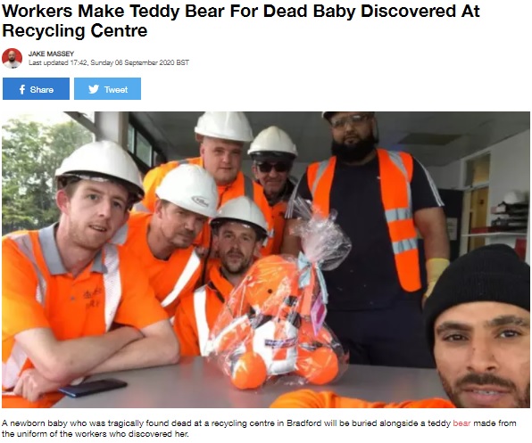 従業員たちと亡き赤ちゃんに贈られたテディベア（画像は『LADbible　2020年9月6日付「Workers Make Teddy Bear For Dead Baby Discovered At Recycling Centre」』のスクリーンショット）