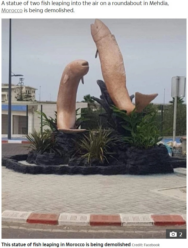 「富の象徴」として建てられた魚の彫像（画像は『The Sun　2020年9月18日付「FREE WILLY ‘Penis-shaped’ statues of leaping fish are torn down in Morocco after furious locals brand them ‘pornographic’」（Credit: Facebook）」』のスクリーンショット）