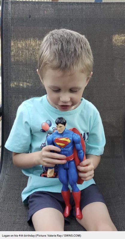 超低出生体重児だった男児、4歳になりこんなに大きく（画像は『Metro　2020年10月23日付「Premature baby born the size of a Superman toy miraculously survives and thrives」（Picture: Valerie Ray / SWNS.COM）』のスクリーンショット）