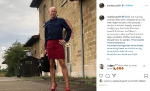 スラっと伸びた脚に赤のハイヒールがよく似合うマークさん（画像は『Mark Bryan　2020年8月31日付Instagram「While out running errands after work I stopped at an old train depot to take a few pictures.」』のスクリーンショット）