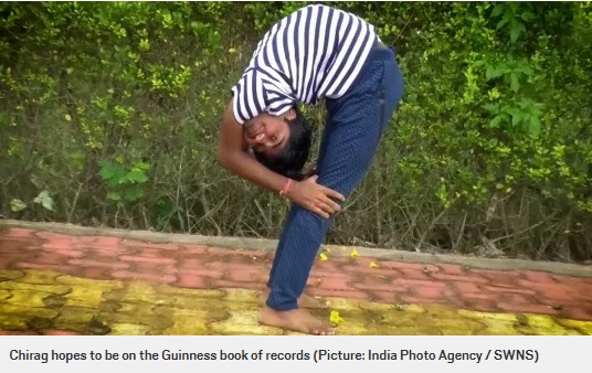 ギネス世界記録を夢見るチラグさん（画像は『Metro　2020年10月29日付「Super flexible man can turn his head 180 degrees and bend legs over his head to type with his feet」（Picture: India Photo Agency / SWNS）』のスクリーンショット）