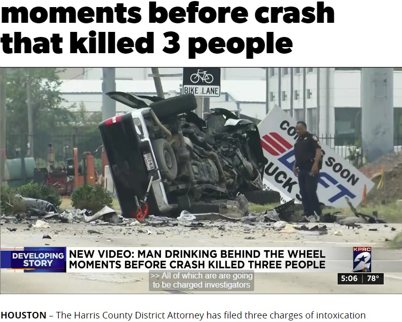 横転したピックアップトラック（画像は『Click2Houston　2020年10月27日付「New video shows man drinking behind wheel moments before crash that killed 3 people」』のスクリーンショット）