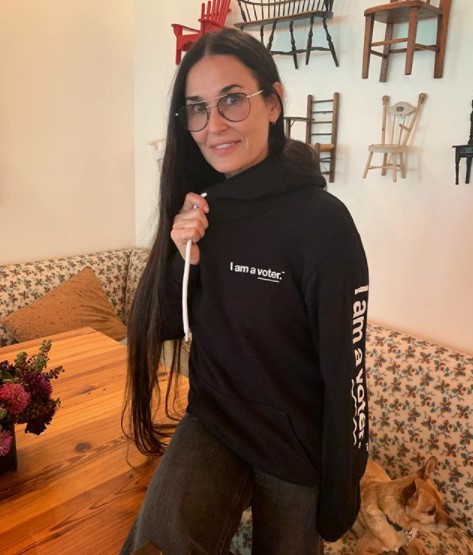 美ボディを披露したデミ・ムーア（画像は『Demi Moore　2020年9月22日付Instagram「Happy ＃NationalVoterRegistrationDay!」』のスクリーンショット）