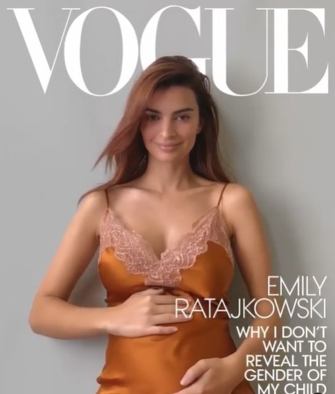 『VOGUE』で妊婦姿とエッセイを公開したエミリー・ラタコウスキー（画像は『Emily Ratajkowski　2020年10月26日付Instagram「Grateful ＆ growing」』のスクリーンショット）