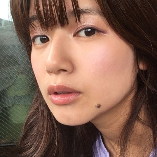 シングルマザーとして娘を育てる決意の小林礼奈（画像は『小林礼奈　2020年7月7日付Instagram「ファンデーションと、リップ、紫アイシャドウだけメイク」』のスクリーンショット）