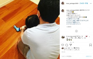 娘に靴下を履かせる田中裕二（画像は『山口もえ Moe Yamaguchi　2020年7月27日付Instagram「連休明けのバタバタな朝」』のスクリーンショット）