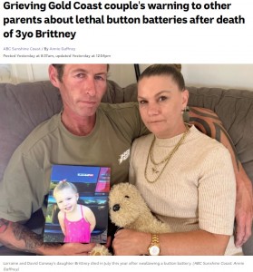 ブリトニーちゃんの両親（画像は『ABC（Australian Broadcasting Corporation）　2020年10月23日付「Grieving Gold Coast couple's warning to other parents about lethal button batteries after death of 3yo Brittney」（ABC Sunshine Coast: Annie Gaffney）』のスクリーンショット）