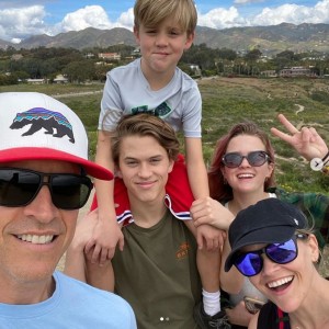 夫ジム・トス氏＆3人の子供達とのファミリーショット（画像は『Reese Witherspoon　2020年3月22日付Instagram「One of the best birthdays ever!」』のスクリーンショット）