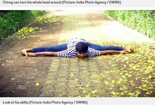 身体が非常に柔らかい20歳男性（画像は『Metro　2020年10月29日付「Super flexible man can turn his head 180 degrees and bend legs over his head to type with his feet」（Picture: India Photo Agency / SWNS）』のスクリーンショット）