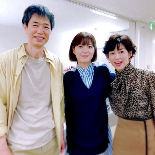 時任三郎、鈴木保奈美と上野樹里（画像は『上野樹里　2020年10月4日付Instagram「朝顔の父娘と、お隣のスタジオにて『SUITS』の撮影をしていた ＃鈴木保奈美 さんと一緒に」』のスクリーンショット）