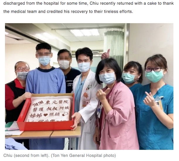 兄の一言で昏睡状態から目覚めた少年（左から2人目）（画像は『Taiwan News Online　2020年11月5日付「Taiwan teen woken from 62-day coma by words ‘chicken fillet’」（Ton Yen General Hospital photo）』のスクリーンショット）