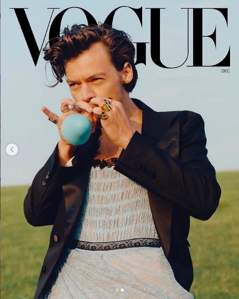 米版『VOGUE』表紙に男性初の単独登場したハリー・スタイルズ（画像は『Gemma Styles　2020年11月13日付Instagram「Vogue December 2020 ＠harrystyles The first man to appear solo on the cover of American Vogue.」』のスクリーンショット）