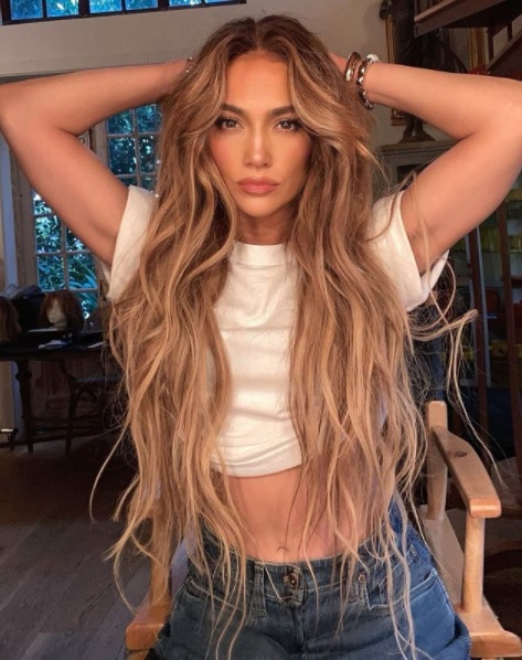 ジェニファー・ロペスにパクリ疑惑が浮上（画像は『Jennifer Lopez　2020年10月2日付Instagram「Back to basics」』のスクリーンショット）