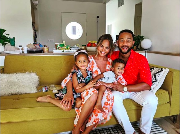 ルナちゃん（4）＆長男マイルズくん（2）とのファミリーショット（画像は『chrissy teigen　2020年7月29日付Instagram「forever!」』のスクリーンショット）