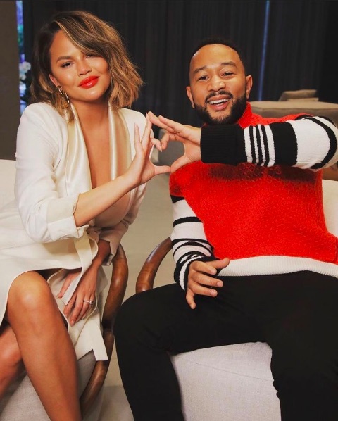 クリッシー・テイゲンとジョン・レジェンド、夫妻は悲しみを乗り越えて（画像は『chrissy teigen　2020年11月24日付Instagram「John and I fought twice on how to do the ＃RMHC heart house and take a WILD guess who was right in the end!?!?!!」』のスクリーンショット）