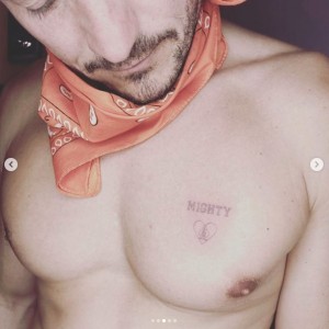 マイティくんに捧げた“MIGHTY”のタトゥー（画像は『Orlando Bloom　2020年7月22日付Instagram「Mighty’s on the other side now.」』のスクリーンショット）