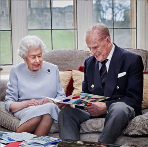 孫達からの手作りカードを見つめるエリザベス女王とフィリップ王配（画像は『The Royal Family　2020年11月19日付Instagram「This new image has been released to mark the 73rd wedding anniversary of The Queen and The Duke of Edinburgh tomorrow.」』のスクリーンショット）