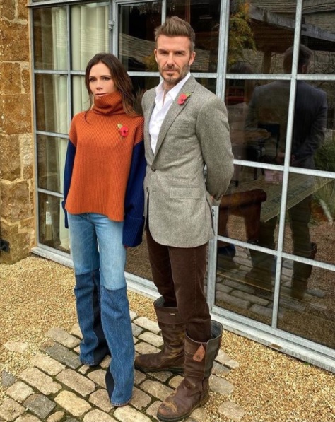 デヴィッドのファッションセンスにまたもやジョーク飛び交う（画像は『Victoria Beckham　2020年11月8日付Instagram「Wearing our poppies with pride today!」』のスクリーンショット）