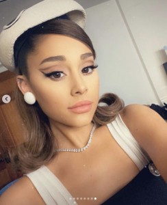 2億人のフォロワーを抱えるアリアナ、ちょっとした発言も影響力大きく（画像は『Ariana Grande　2020年10月28日付Instagram「what’s your favorite look from the positions video ?」』のスクリーンショット）