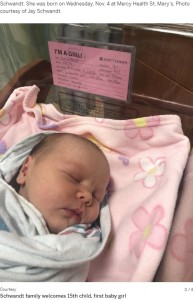 病院のベッドで眠るマギーちゃん（画像は『MLive.com　2020年11月6日付「The Schwandt family welcomes first baby girl after 14 boys」（Photo courtesy of Jay Schwandt.）』のスクリーンショット）