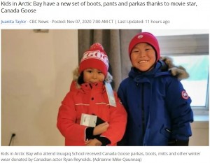 ライアンと「カナダグース」から寄付された防寒具を着た子供達（画像は『CBC.ca　2020年11月8日付「How a tweet led Ryan Reynolds to donate parkas to this Nunavut community」（Adrianne Mike-Qaunnaq）』のスクリーンショット）